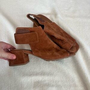 Blondo suede waterproof sandals size 8.5